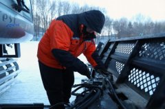 雪车需靠钢丝绳牵引