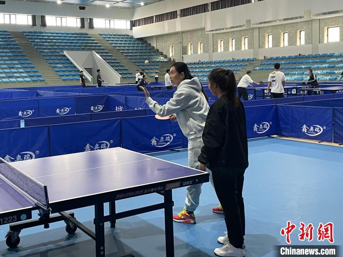 李晓霞沈阳大学授课推动青少年乒乓球运动发展