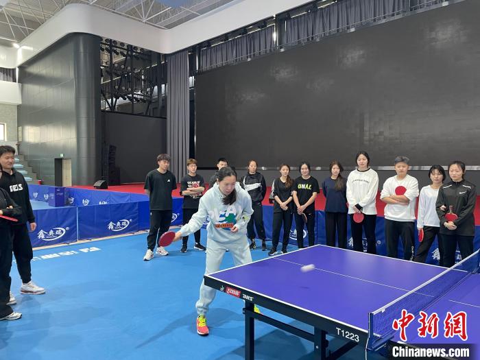 李晓霞沈阳大学授课推动青少年乒乓球运动发展