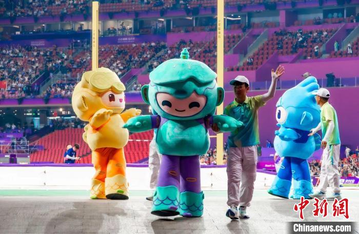 浙江理工大学24名男生化身吉祥物扮演志愿者 为