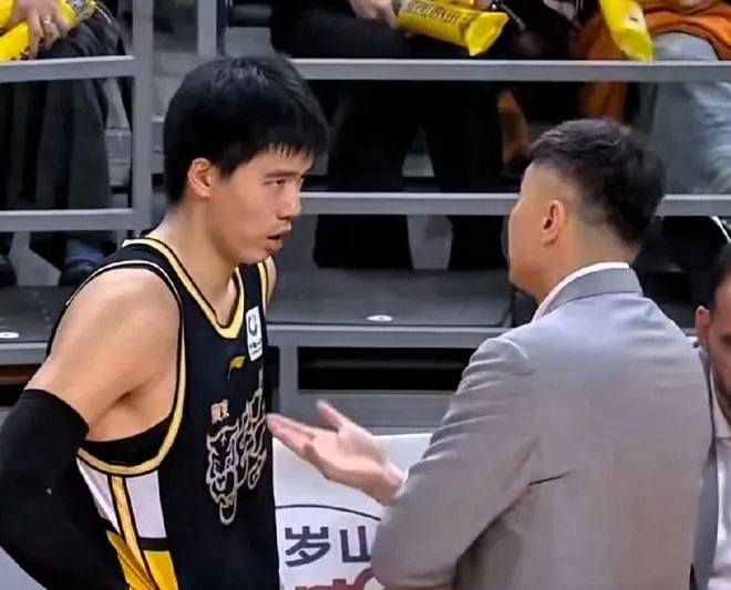 焦泊乔离队引更衣室风波 杜锋高压执教遭质疑