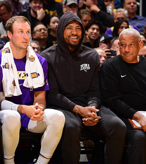 库里斯玛特双双缺席常规赛收官战 球队战术调整